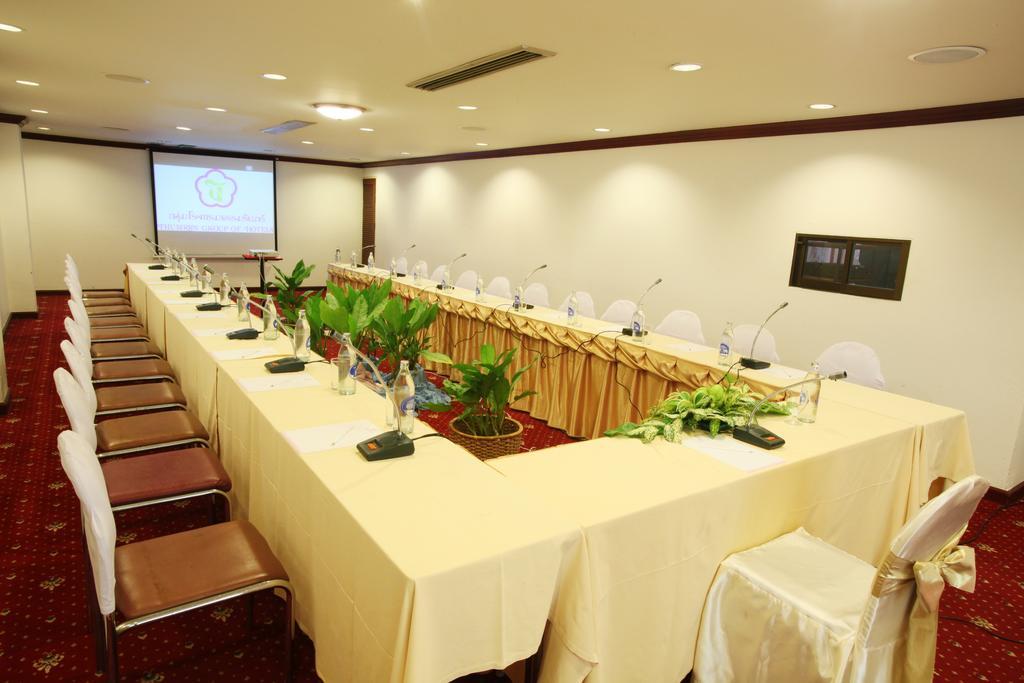 Thumrin Hotel Trang Exterior foto