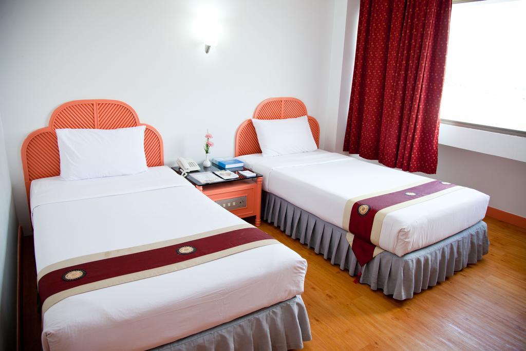 Thumrin Hotel Trang Quarto foto