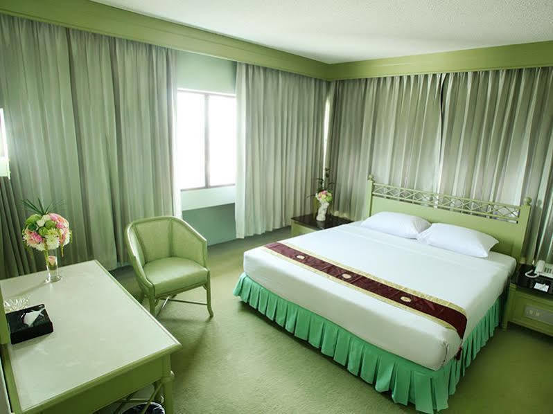 Thumrin Hotel Trang Exterior foto
